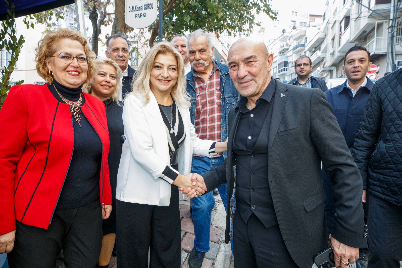 İzmir Büyükşehir Belediye Başkanı Tunç Soyer, Altıntaş Mahallesi sakinlerinin düzenlediği