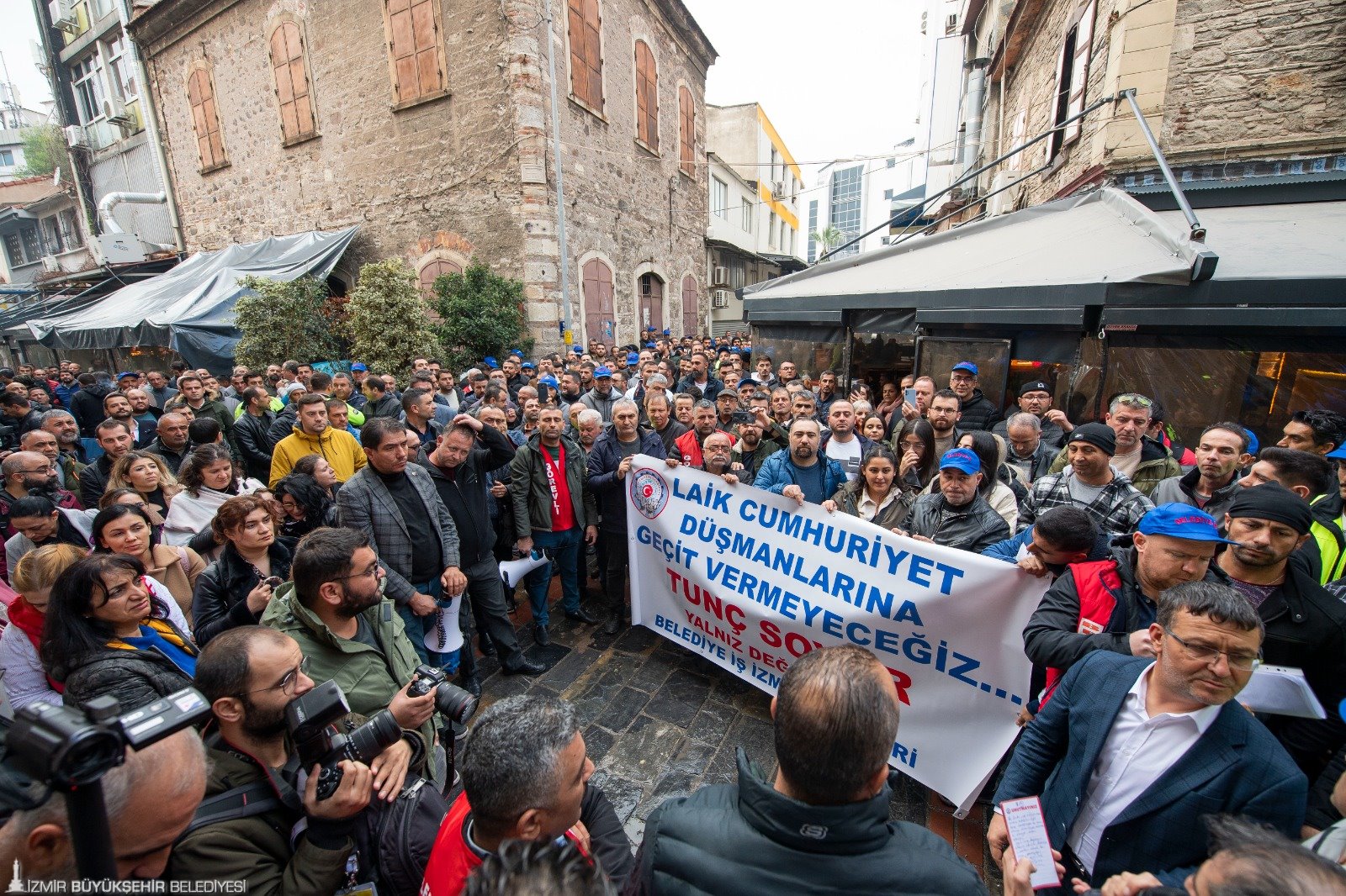 Belediye-İş Sendikası’ndan Başkan Soyer’e destek Belediye İş Sendikası’nın İzmir şubelerinde örgütlü işçiler, 9 Eylül’ün 100’üncü