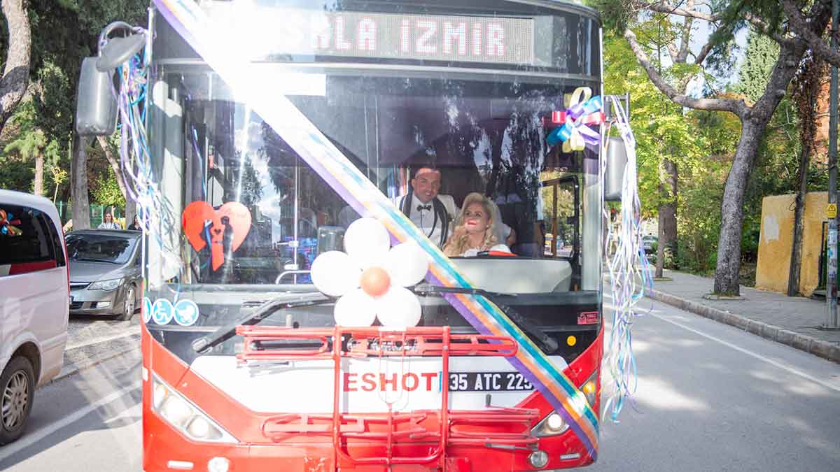 İzmir Büyükşehir Belediyesi ESHOT Genel Müdürlüğü bünyesinde şoför olarak görev