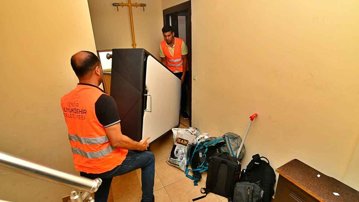 İzmir Büyükşehir Belediyesi ev taşıyan öğrencilere verdiği ücretsiz nakliye hizmetiyle