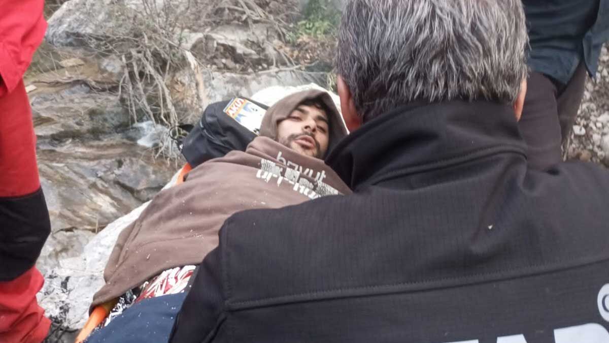 İzmir’in Menderes ilçesinde, dağlık bölgede yürüyüş yaparken kayalıklara düşerek yaralanan Mehmet