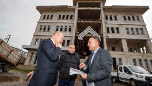 İzmir Büyükşehir Belediyesi üniversite öğrenimi için şehre gelen gençlerin barınma