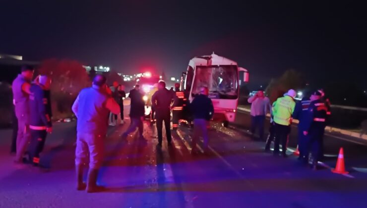 İzmir-Ankara yolunda feci kaza… Servis minibüsü, TIR’a arkadan çarptı