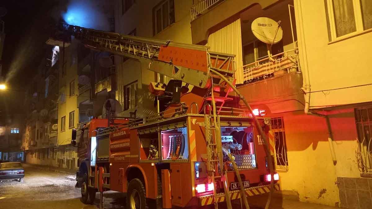 Manisa’nın Alaşehir ilçesinde, bir apartmanın 4’üncü katındaki dairede sigaradan çıktığı