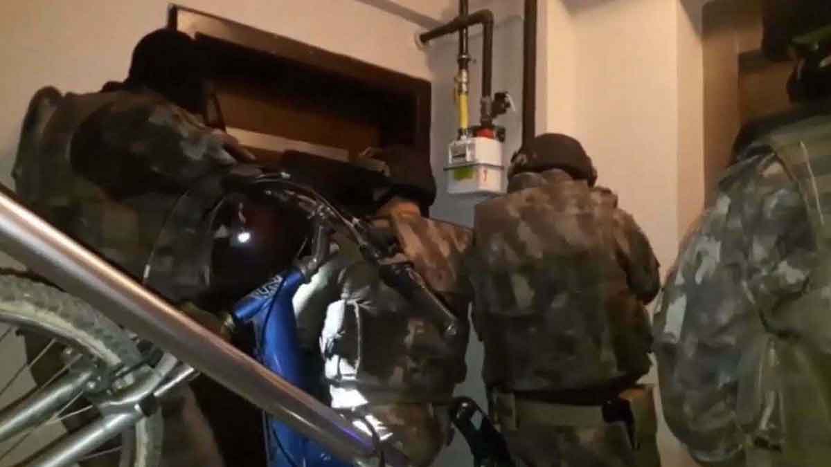 İzmir merkezli 9 ilde FETÖ’ye yönelik operasyonda 2’si muvazzaf asker