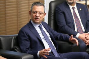 CHP Genel Başkanı Özgür Özel partisinin İzmir İl Başkanlığı ziyaretinde