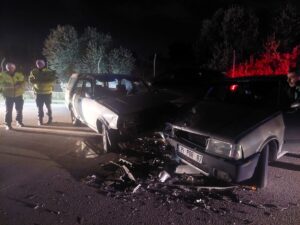 İzmir’in Kemalpaşa ilçesinde iki otomobilin kafa kafaya çarpışması sonucu meydana gelen