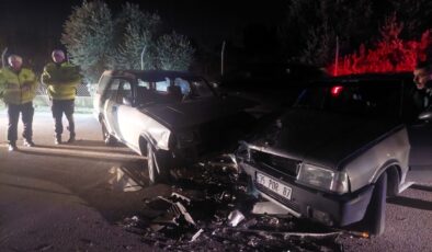 İzmir’de iki otomobil kafa kafaya çarpıştı: 3 yaralı 