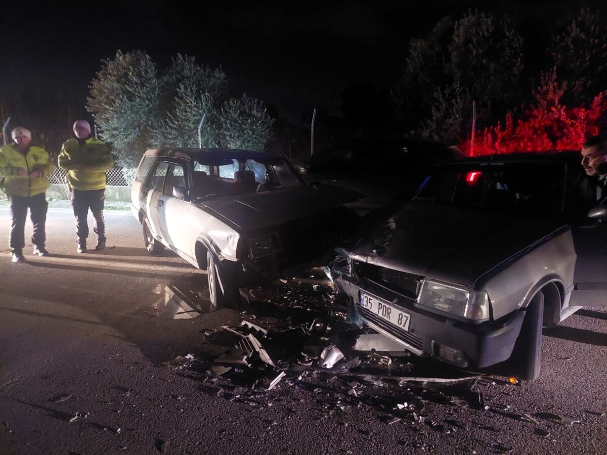 İzmir’in Kemalpaşa ilçesinde iki otomobilin kafa kafaya çarpışması sonucu meydana gelen