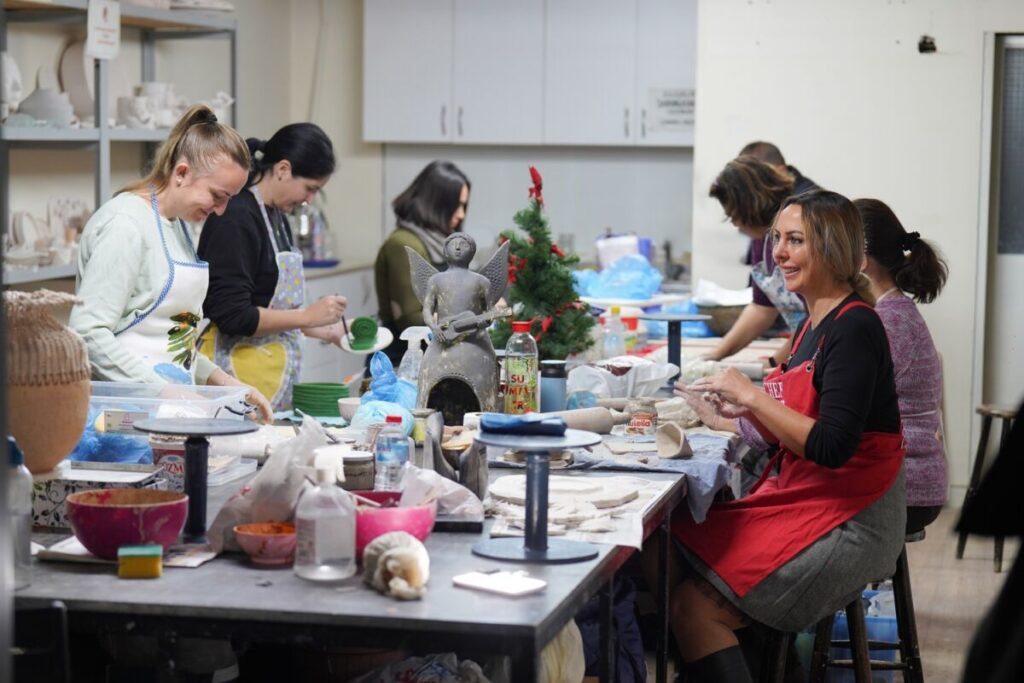 Gaziemir Belediyesi seramik kursunda...'Çamura hayat, insanlara mesaj veriyorlar'   