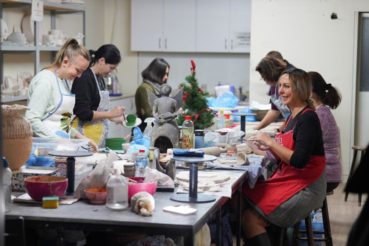 Gaziemir Belediyesi’nin seramik kursuna katılan kursiyerler, kursta hem sosyalleşiyor hem