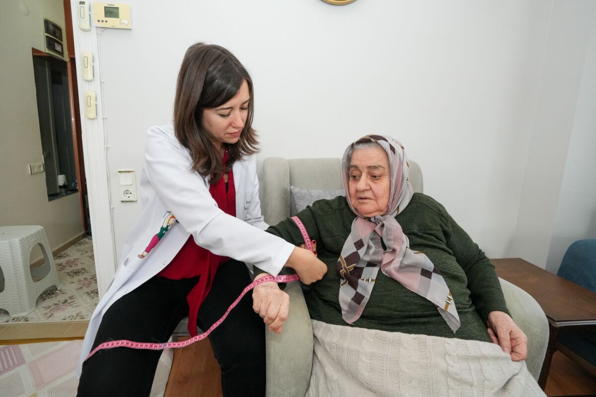Gaziemir Belediyesi’nin sağlık hizmetleri kapsamında sunduğu Sağlıklı Beslenme ve Diyet Danışmanlığı’yla