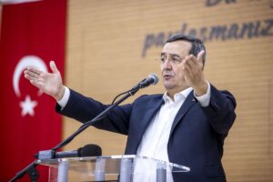 Konak’ta görev yapan muhtarla bir araya gelen Konak Belediye Başkanı