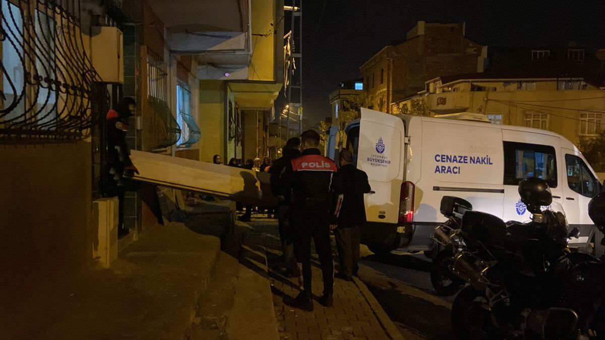 İstanbul’un Arnavutköy ilçesinde 11 yaşındaki Efe Özçelik, babasının tabancasıyla kafasından