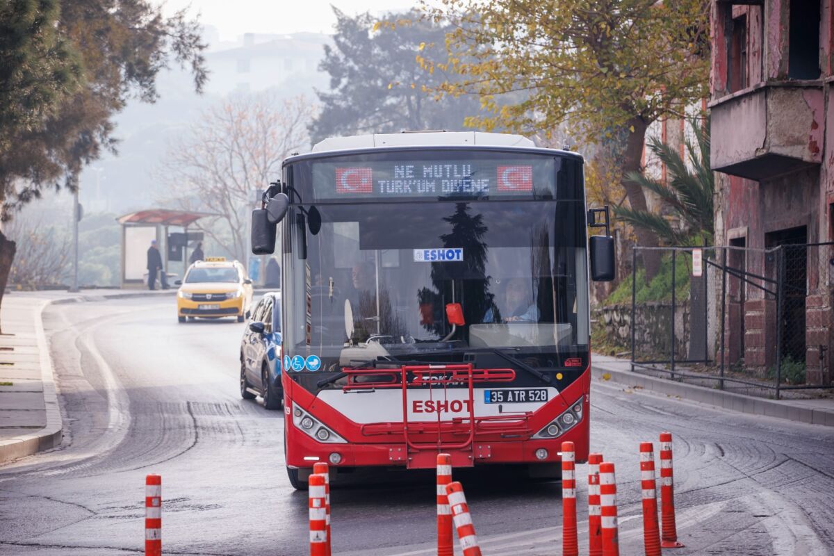 İzmir Büyükşehir Belediyesi, toplu ulaşım araçlarına, ulu önder Mustafa Kemal