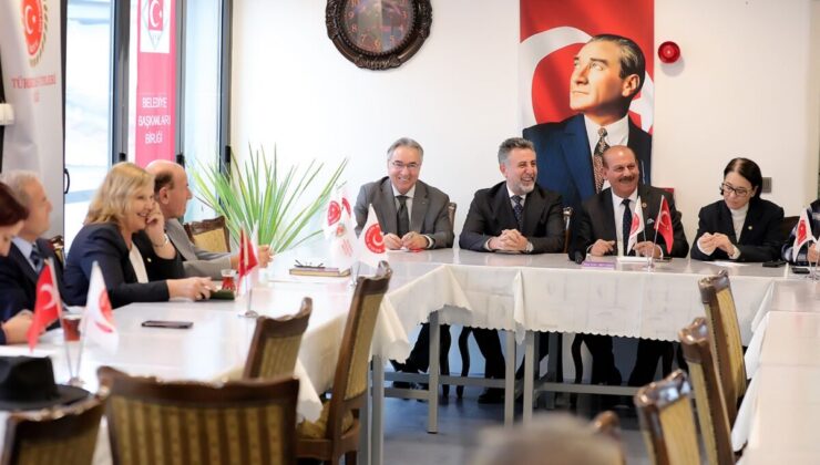 Bayraklı’da Başkan Sandal’a destek: ‘Türkiye’ye örnek olduk’