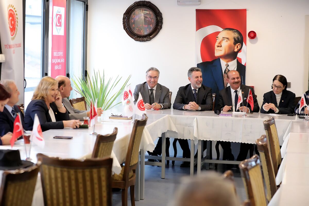 Bayraklı Belediye Başkanı Serdar Sandal, Türkiye Meclis Üyeleri ve Belediye