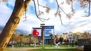 Eğitim alanındaki yatırımları ve başarılarıyla fark yaratan Bayraklı Belediyesi okul