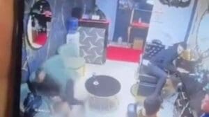 İzmir’in Bayraklı ilçesinde tıraş olmak için berberde sıra bekleyen S.D. (35),