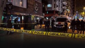 Bornova ilçesindeki bir eğlence mekanı önünde silahlı saldırı meydana geldi.