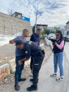 İzmir’in Buca ilçesinde, uyuşturucu ve uyarıcı maddelerin satışını önlemek için