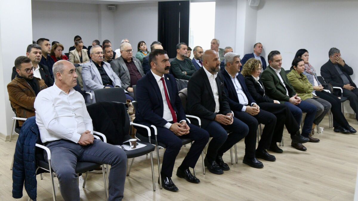 Cumhuriyet Halk Partisi İzmir İl Başkanı Şenol Aslanoğlu başkanlığında toplandı.