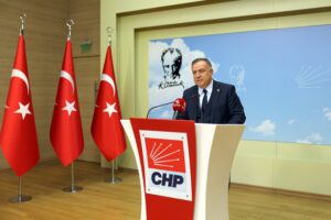 CHP’li Gökan Zeybek, parti genel merkezinde basın toplantısı düzenledi. CHP