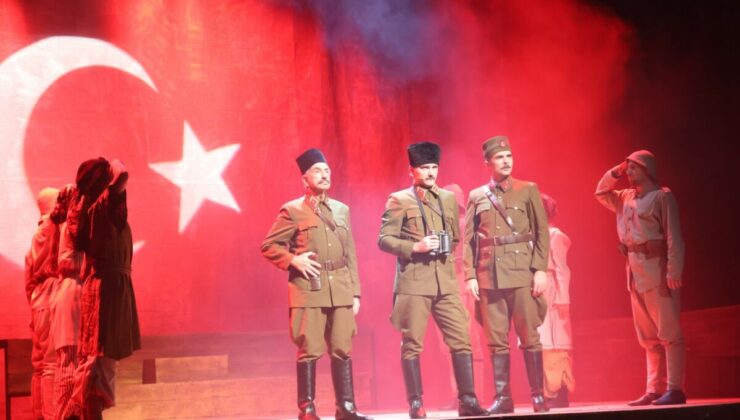 ‘Cumhuriyete Doğru’ tiyatro oyunu 110 kişilik ekiple İzmir’de sahnelendi