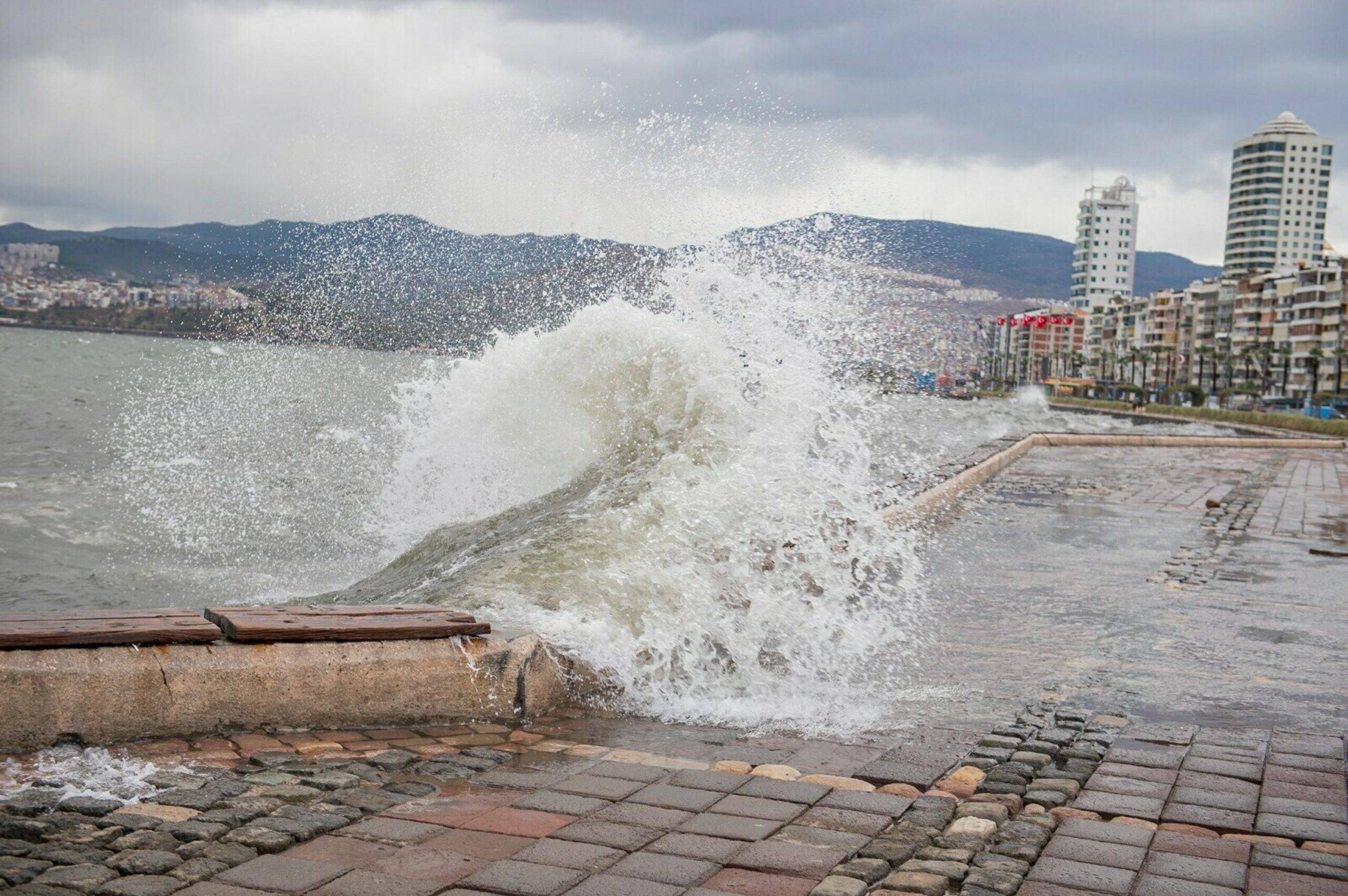Meteoroloji tarafından, Ege Denizi’nde, yarın sabah saatlerinden itibaren fırtınanın etkili