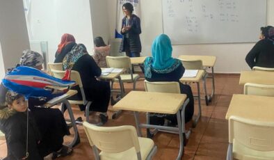 İzmir’in sırtlarındaki kadınlara ücretsiz okuma yazma kursları: Eğitimde fırsat eşitliği için…