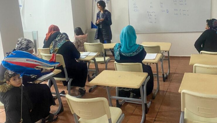 İzmir’in sırtlarındaki kadınlara ücretsiz okuma yazma kursları: Eğitimde fırsat eşitliği için…