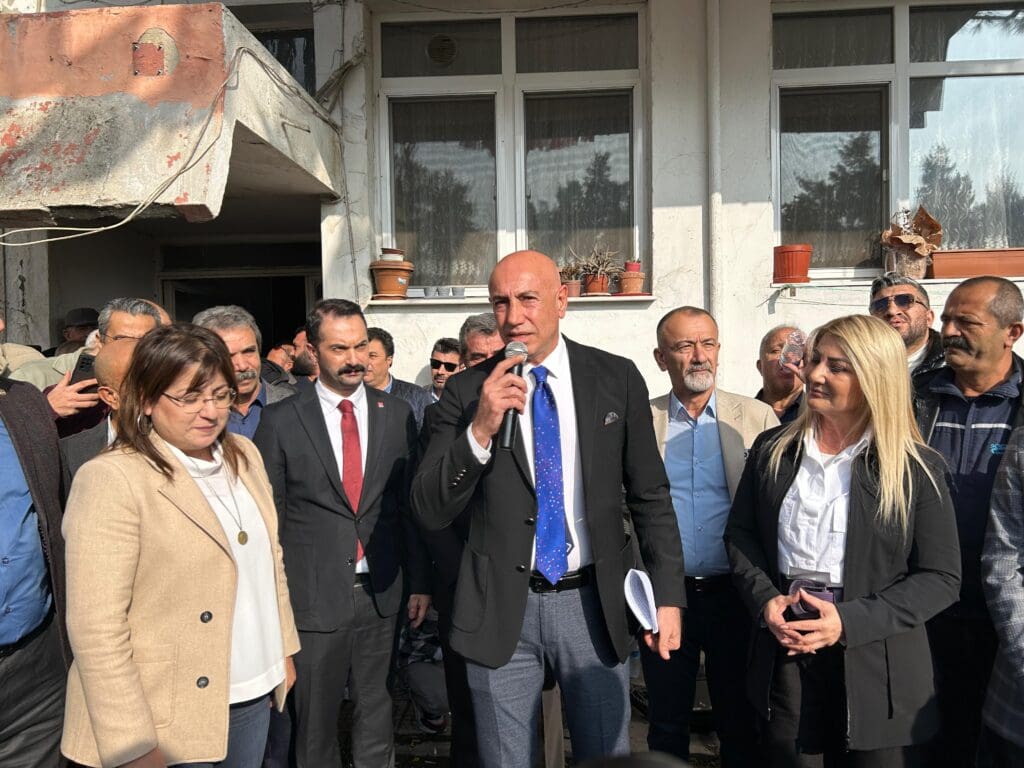 Deneyimli siyasetçi Erdal Aksünger adaylık başvurusunu yaptı.. Bayraklı'ya Eskişehir modeli