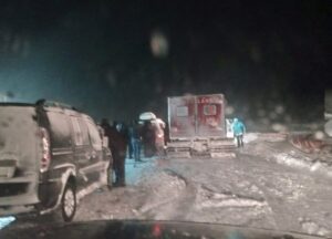 Ağrı’da Yukarı Düzmeydan Köyü Sivrice Mezrasının kar nedeniyle kapanan yolunu