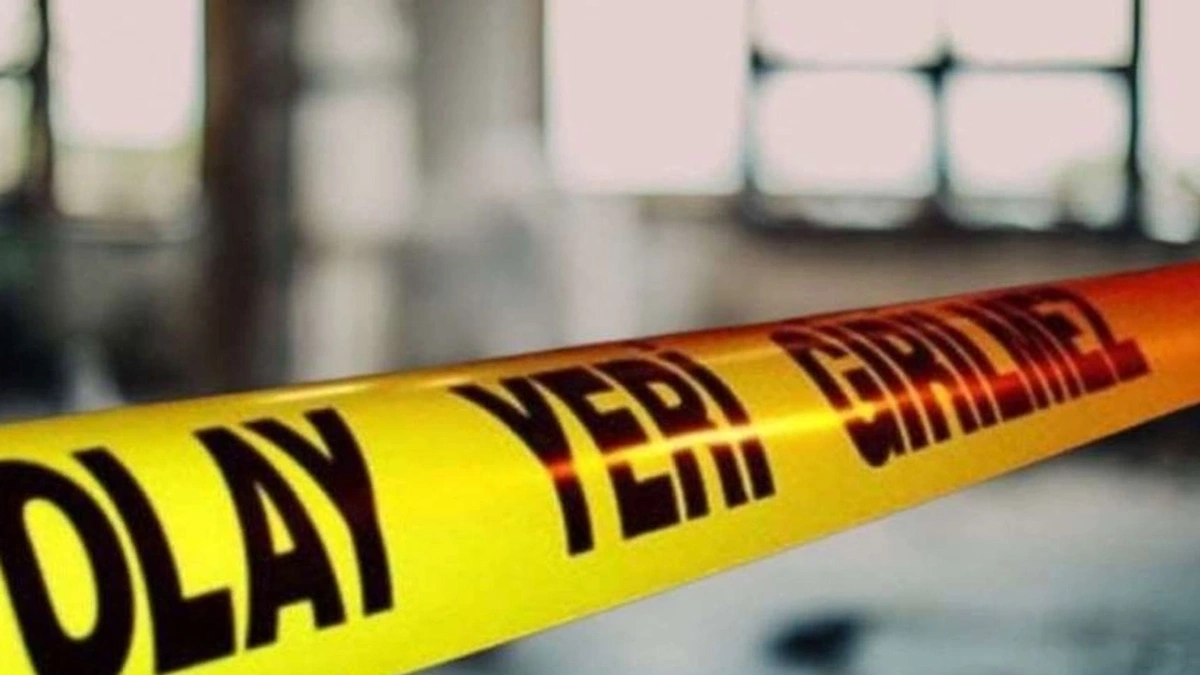 İzmir’in Gaziemir ilçesinde, motosikletteki iki kişi, sokaktan geçerken iş yerlerine