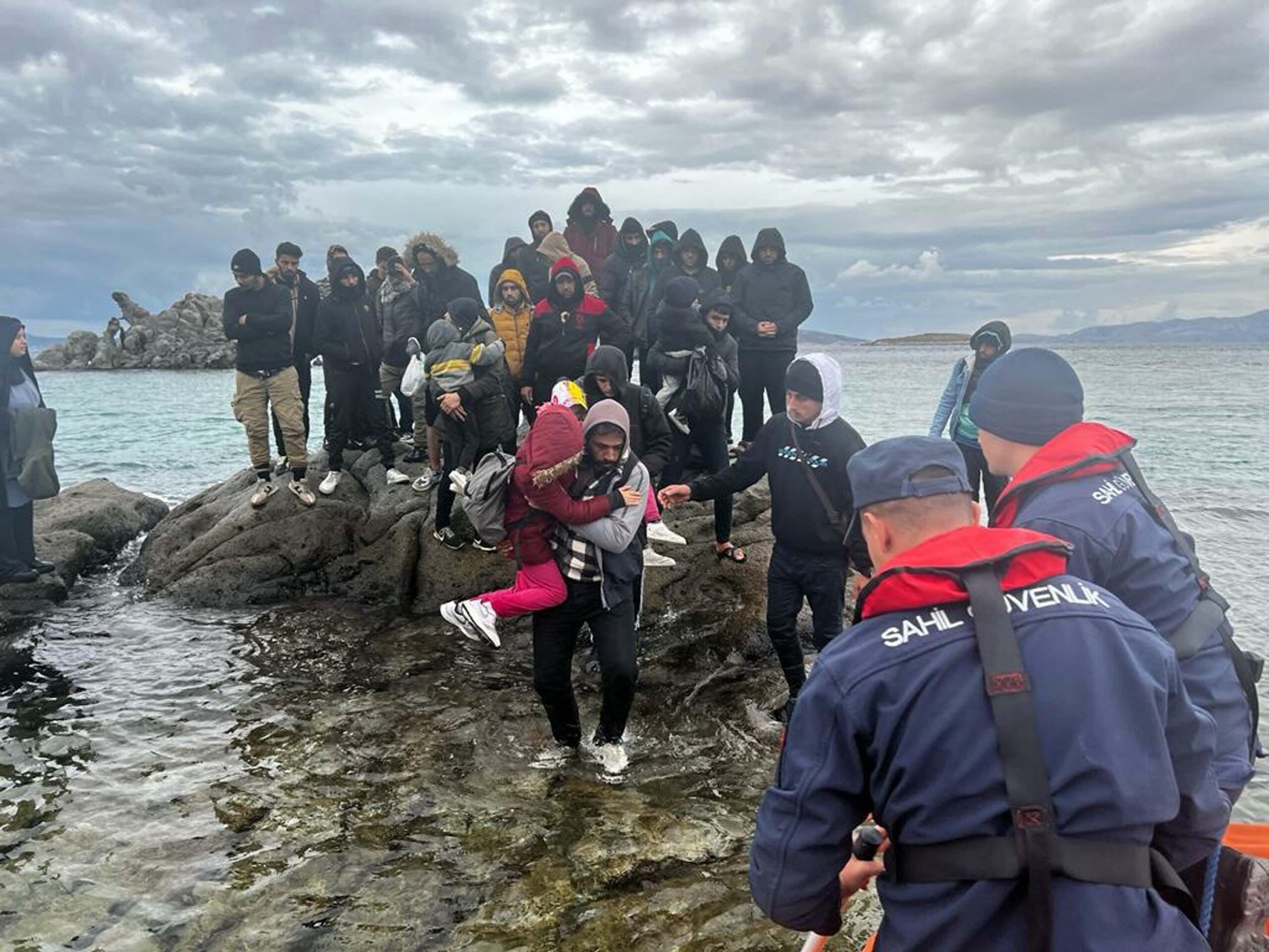 Muğla’nın Bodrum ilçesinde Avrupa ülkelerine gitmeye çalışan 66 kaçak göçmen