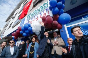 İzmir Büyükşehir Belediye Başkanı Tunç Soyer, Halkın Bakkalı/Halkın Kasabı hizmetinin