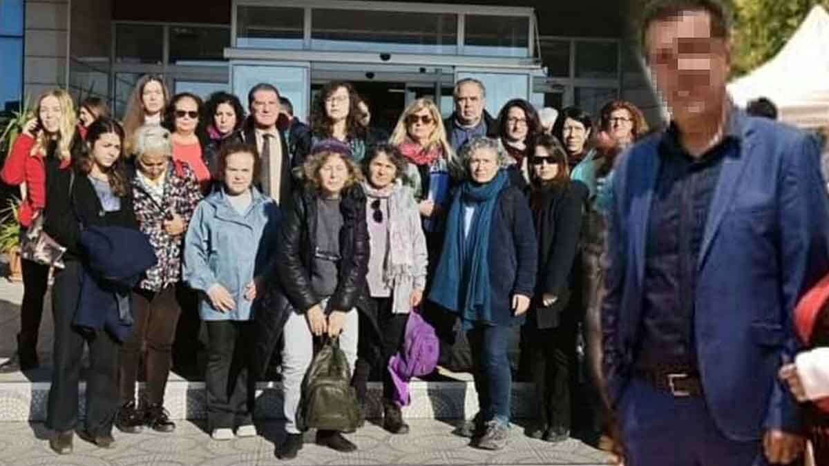 İzmir’in Urla ilçesinde müdür olarak görev yaptığı devlet kurumunda kadın
