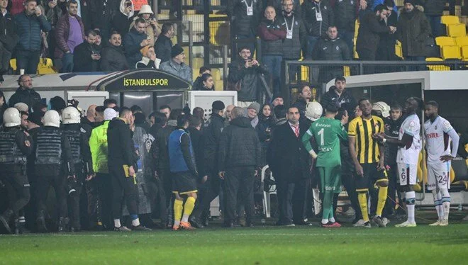İstanbulspor ile Trabzonspor arasındaki maçın ikinci yarısında, Onuachu’nun attığı gol