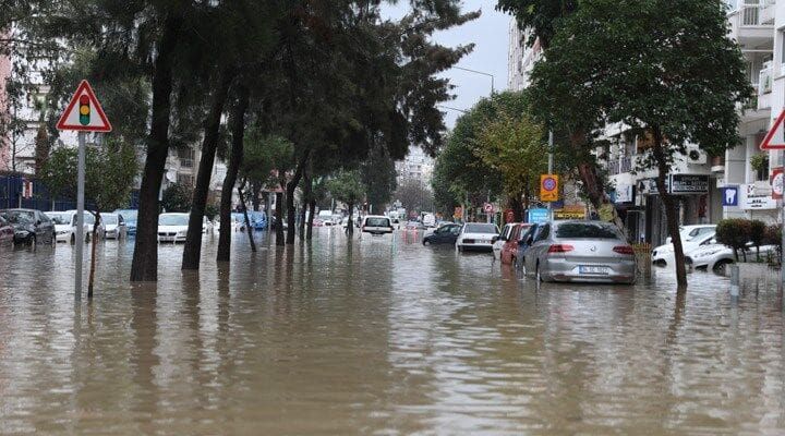 Sabahın erken saatlerinden itibaren başlayan yağmur, öğle saatlerinde şehri adeta