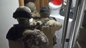 İzmir merkezli 5 ilde, polisin hava destekli olarak düzenlediği operasyonlarda,
