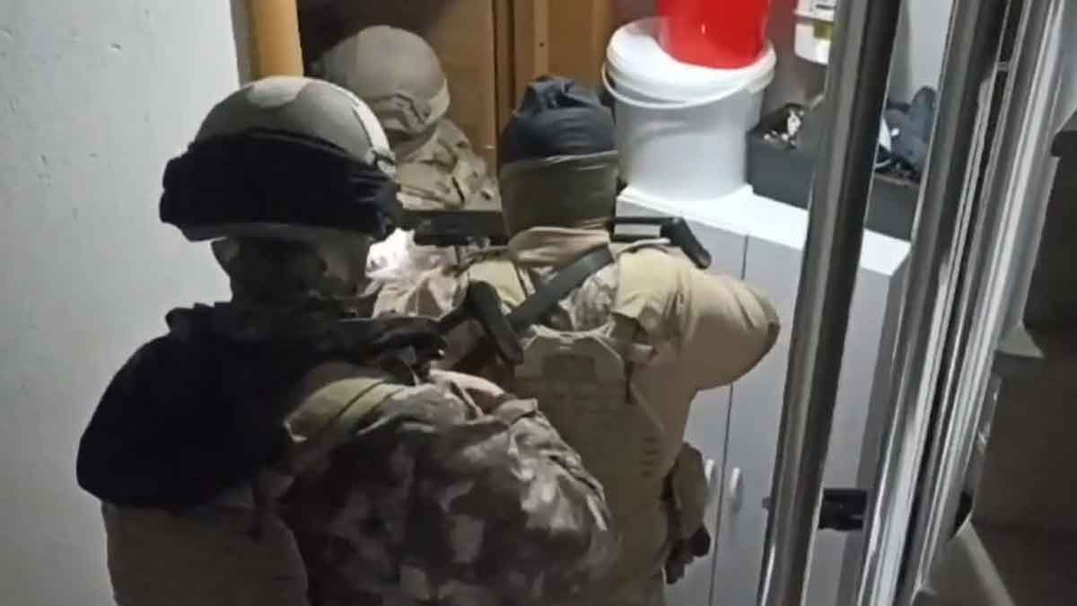 İzmir merkezli 5 ilde, polisin hava destekli olarak düzenlediği operasyonlarda,