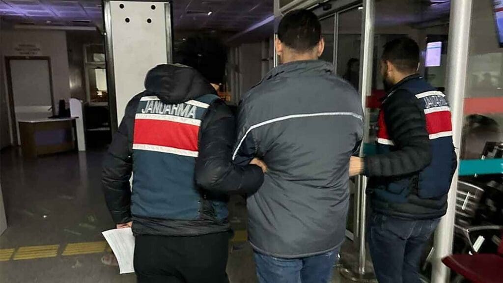 İzmir merkezli FETÖ operasyonunda 5 tutuklama
