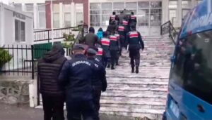 İzmir’de 4 farklı ilçede düzenlenen operasyonlarda 173 kaçak göçmen yakalandı, 15