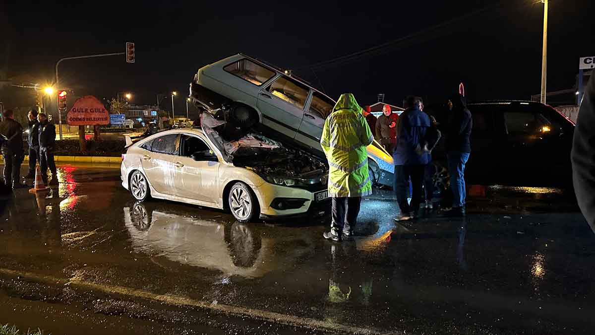 İzmir’in Ödemiş ilçesinde çarpışan iki otomobil savrulup, arıza nedeniyle yolun ortasında