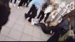 İzmir’de17 yaşındaki lise öğrencisi, okul arkadaşları tarafından darp edildi. Akran