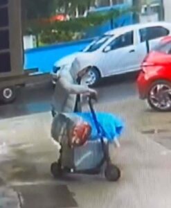 İzmir’in Gaziemir ilçesindeki apartmandan hırsızlık yapan şüphelinin çaldığı eşyalarla skutere