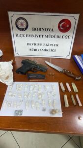 İzmir’de ‘dur’ ihtarına uymayan sürücünün aracından uyuşturucu çıktı. Sürücünün kaçtığı