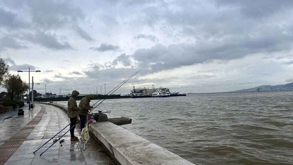 İzmir'de sağanak; körfez çamur rengine büründü