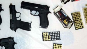 İzmir’in Kemalpaşa ilçesinde polis ekiplerinin düzenlediği operasyonda, silah kaçakçılığı yapan