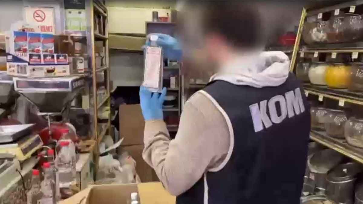 İzmir’de yılbaşı öncesi 59 adrese düzenlenen baskınlarda, 41 bin 300